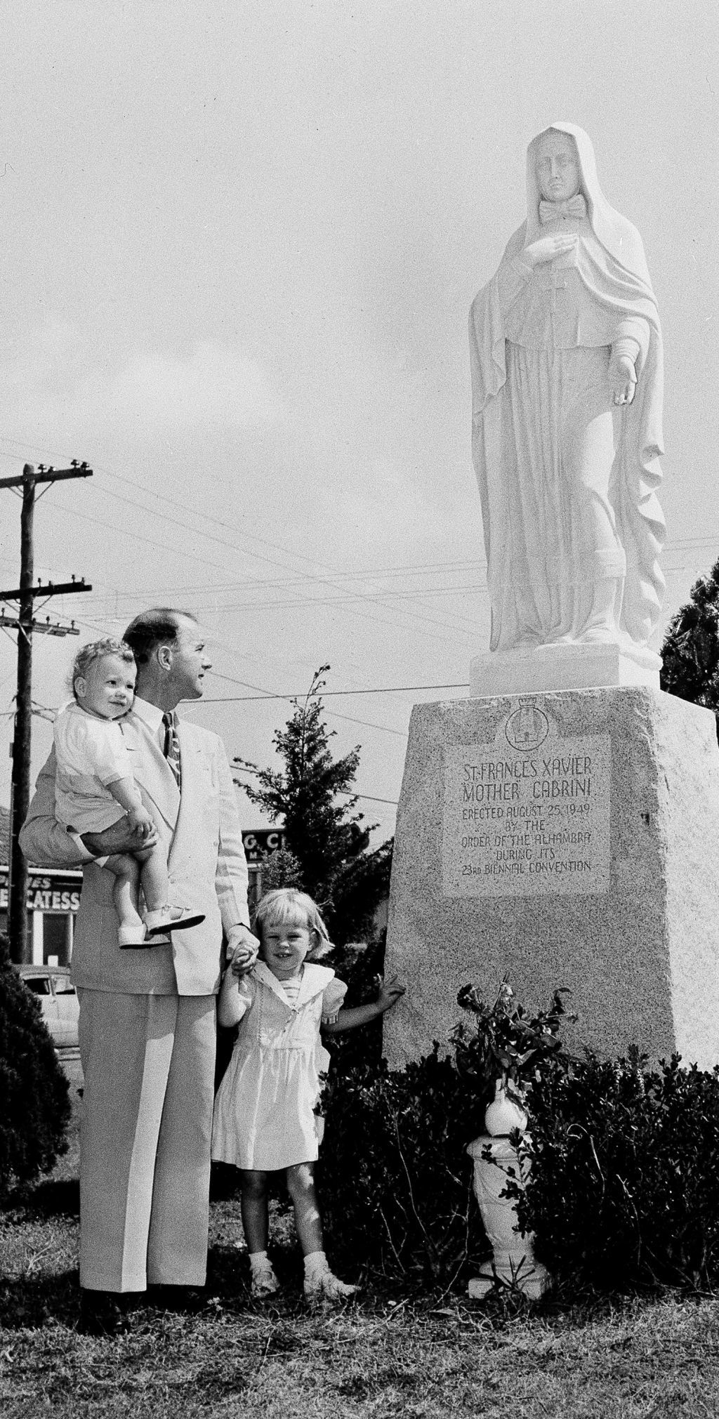 1950: Statue